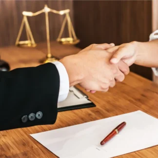 تصویر وکیل متخصص قراردادها- گروه حقوقی لاوین