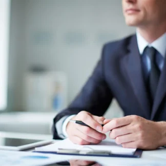 تصویر نوشتن لایحه توسط وکیل- گروه حقوقی لاوین