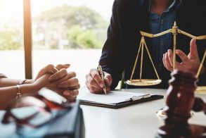 تفاوت کارآموز وکالت با وکیل پایه یک دادگستری