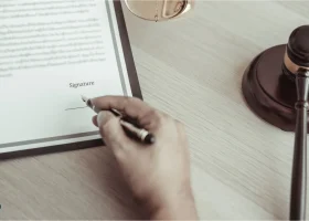 تصویر وکیل برای تنظیم قرارداد- گروه حقوقی لاوین